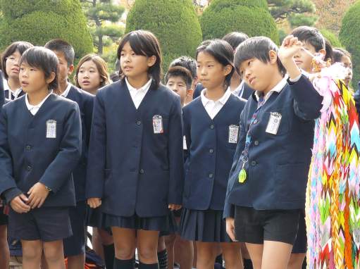 Hiroshima Gedenkstätte, wo Schulklassen Origami-Kraniche als Erinnerung aufhängen